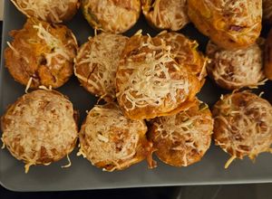 Une photo de Mini Cakes Jambon Gruyère Olives