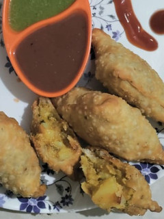 સમોસા (Samosa Recipe In Gujarati) રેસીપી મુખ્ય ફોટો