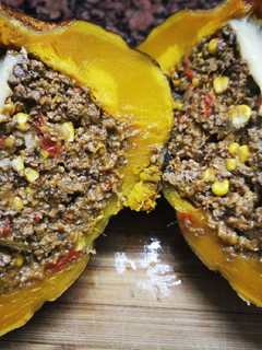 Una foto de Zapallo cabutia relleno de carne y crocante de maíz