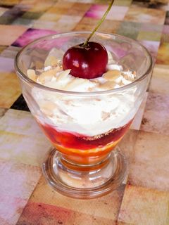 Una foto de Crema de mascarpone con compota de cerezas y albaricoques