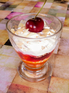 Una foto de Crema de mascarpone con compota de cerezas y albaricoques