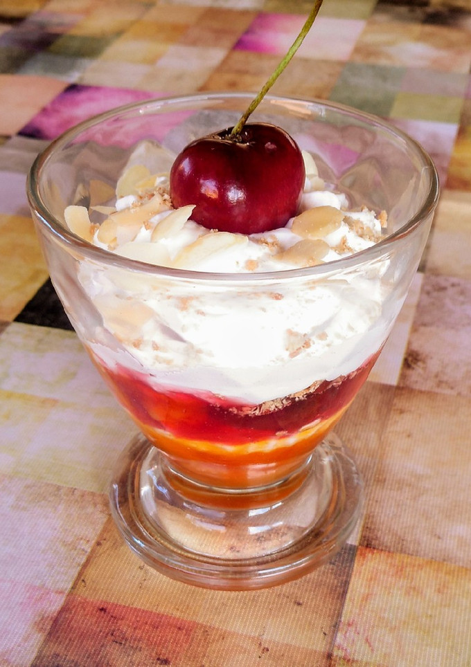 Una foto de Crema de mascarpone con compota de cerezas y albaricoques