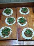 Tacos de bondiola, cilantro y cebolla en ají