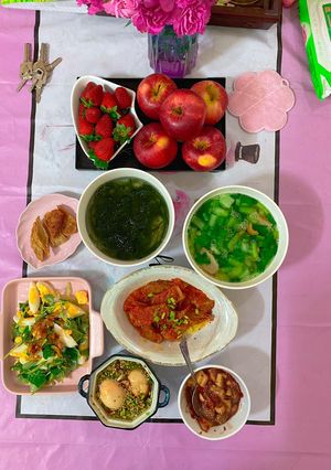 Hình của món MN5:Bữa cơm gia đình ngày mưa.
