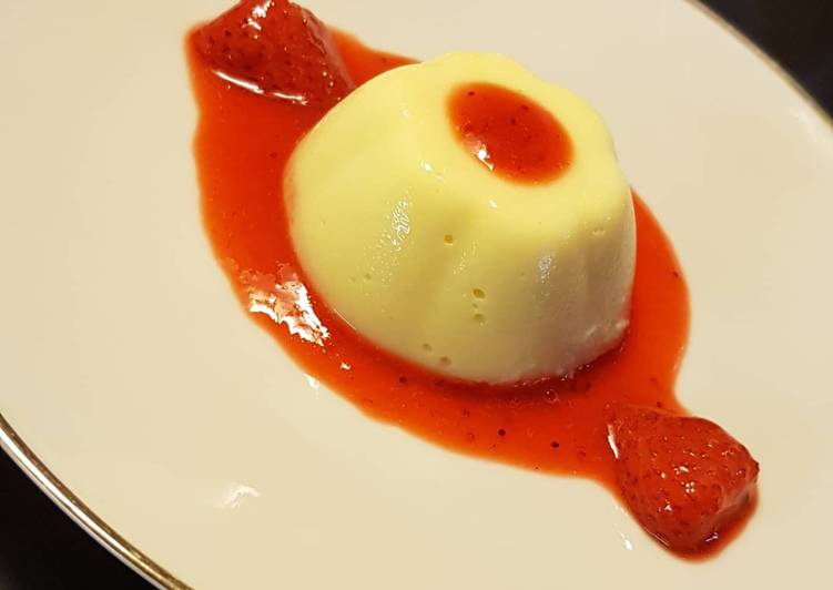 Budino alla vaniglia con coulis di fragole