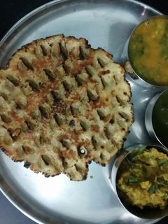 राजस्थानी टिक्कड़ के साथ दाल और सब्जी रेसिपी मुख्य फोटो