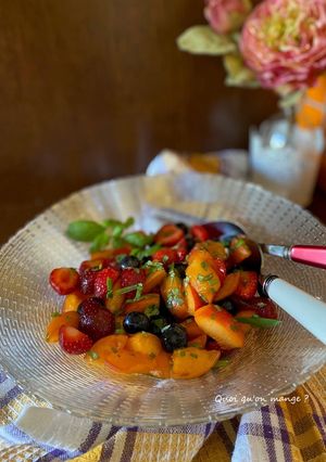 Une photo de Salade d’Eté : Abricots, Fraises, Myrtilles, Huile d’Olive & Basilic