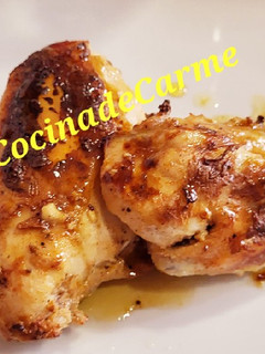 Una foto de Pollo especiado con salsa de yogur y miel