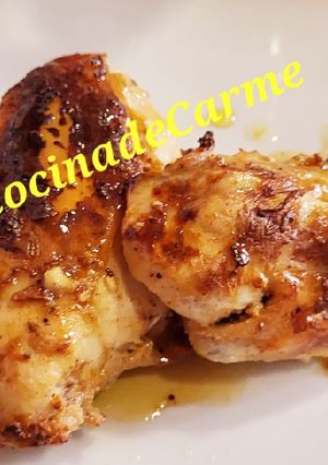 Una foto de Pollo especiado con salsa de yogur y miel