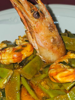 Una foto de Judías verdes y gambas langostineras