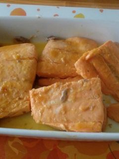 Una foto de Salmón con jugo de naranja
