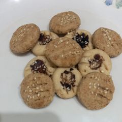 A picture of Diet biscuits in 2 colours 🍪 🍪.