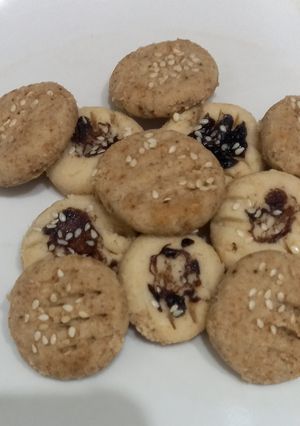 A picture of Diet biscuits in 2 colours 🍪 🍪.