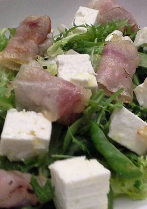 Una foto de Ensalada de feta y panceta