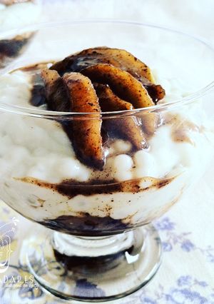 Una foto de Tapioca con leche y manzanas pochadas