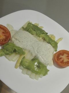 Una foto de Espárragos con mahonesa de albahaca y aguacate
