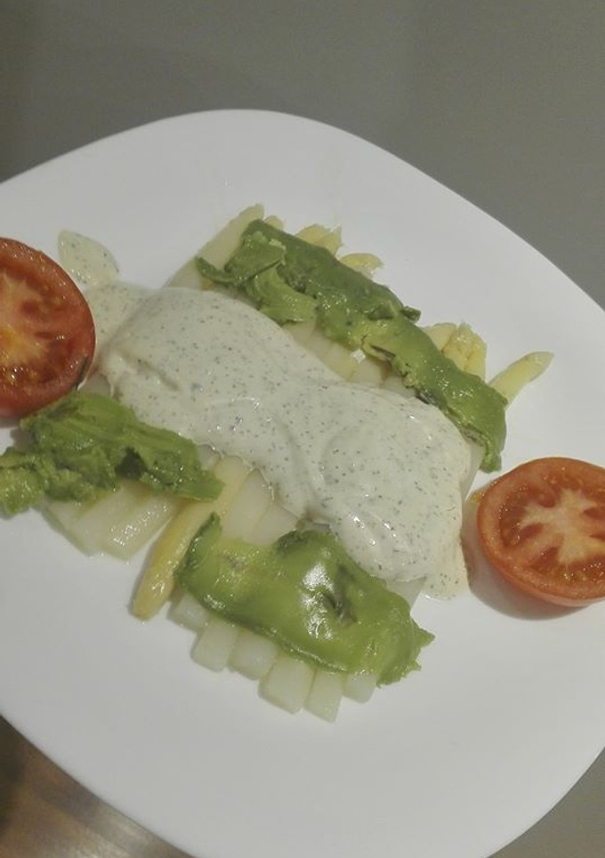 Una foto de Espárragos con mahonesa de albahaca y aguacate