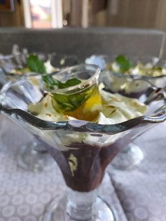 Una foto de Natillas de coco, chocolate y merengue suizo de Mojito de Eli