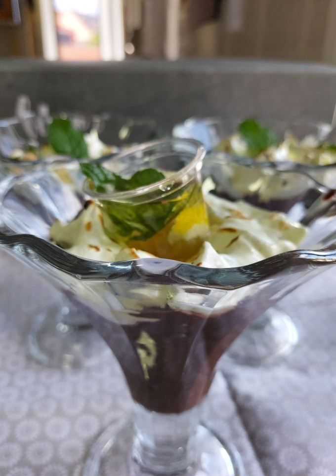 Una foto de Natillas de coco, chocolate y merengue suizo de Mojito de Eli