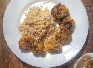 Una foto de Bocados de Lentejas y Boniato con Arroz Integral