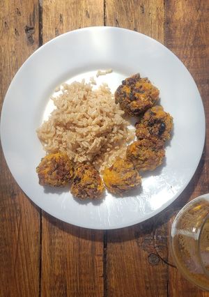 Una foto de Bocados de Lentejas y Boniato con Arroz Integral