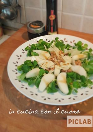 Foto di Valeriana pere grana e noci