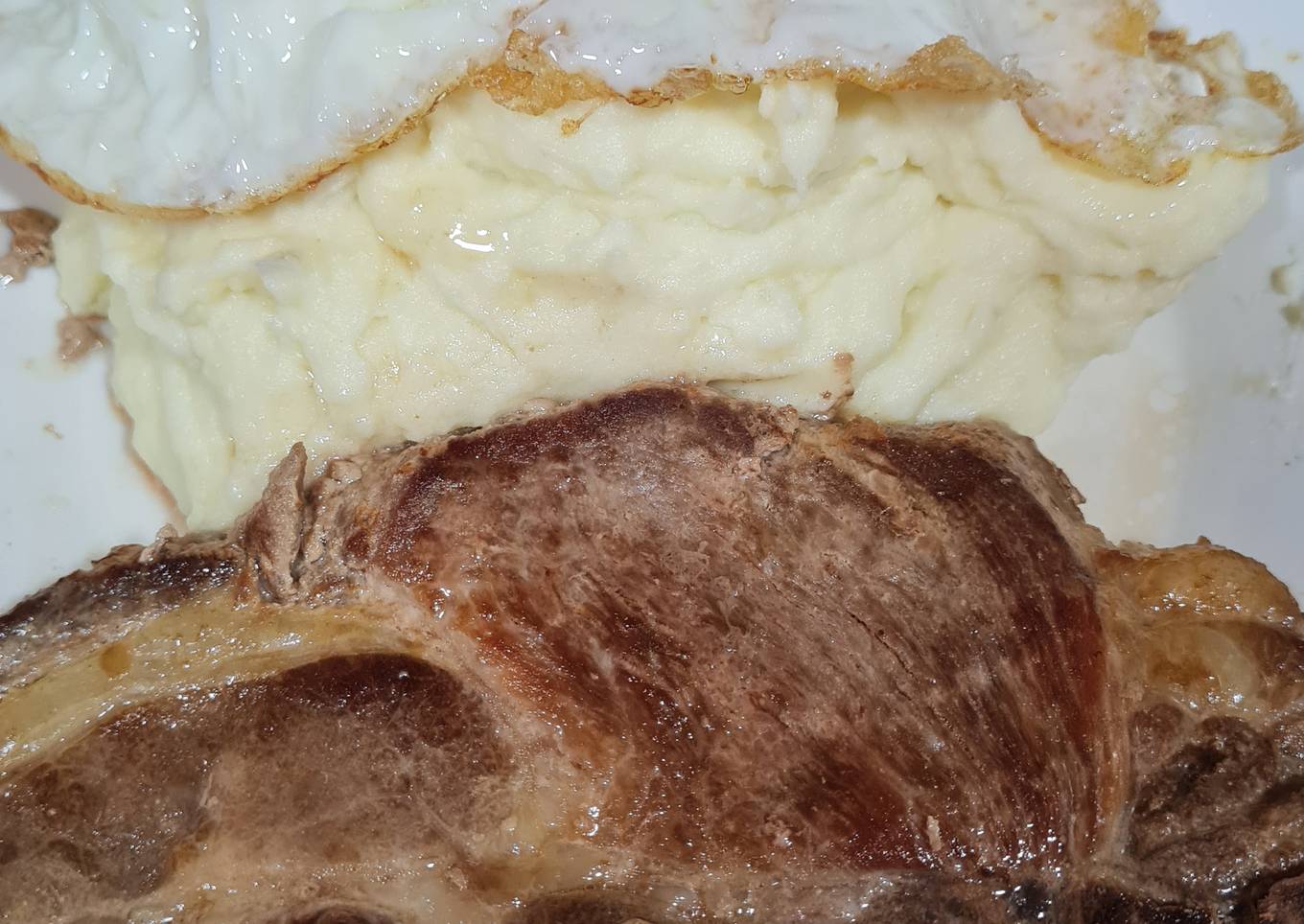 Puré con chuleta parrillera y huevos