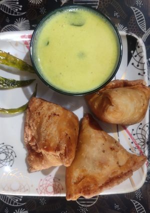 A picture of Samosa with kadhi.