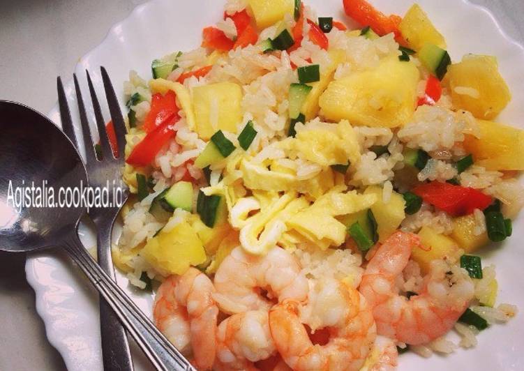 Nasi Goreng Thai Pinneaple With vegetables and seafood