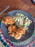 Albóndigas Criollas con Papa Asada y Ensalada