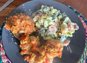 Una foto de Albóndigas Criollas con Papa Asada y Ensalada