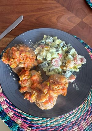 Una foto de Albóndigas Criollas con Papa Asada y Ensalada