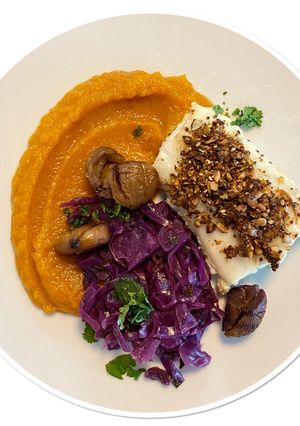 Une photo de Cabillaud au four, purée de patates douces et chou-rouge aux marrons