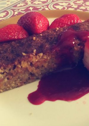 Une photo de Carrot cake et coulis fruits rouges