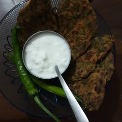 A picture of Khasta methi parantha.