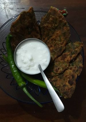 A picture of Khasta methi parantha.