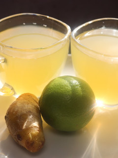 இஞ்சி எலுமிச்சை டீ (Inji elumuchai tea recipe in tamil) செய்முறை முக்கிய புகைப்படம்