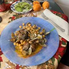 Una foto de Guiso de almejas de carril con garbanzos