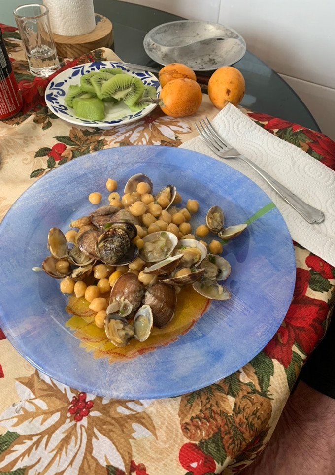 Una foto de Guiso de almejas de carril con garbanzos