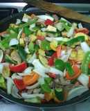 Paella de verduras verdes con carne de cerdo y piña
