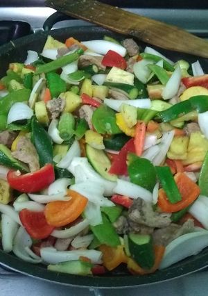 Una foto de Paella de verduras verdes con carne de cerdo y piña