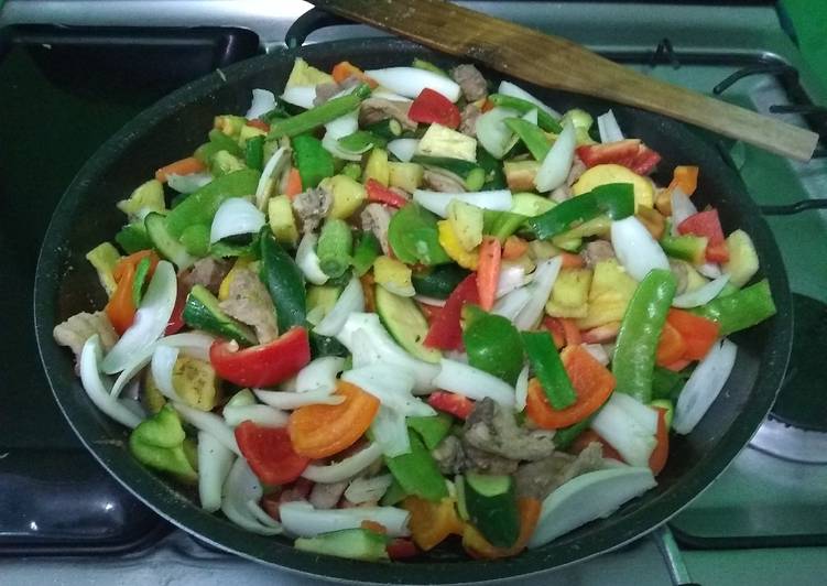 Paella de verduras verdes con carne de cerdo y piña