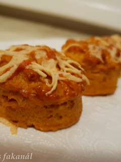 Teljes kiőrlésű túrós-paprikás-baconos pogácsa recept fotója