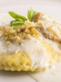 Una foto de Raviolis con salsa gorgonzola