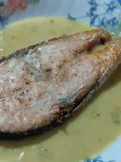 Una foto de Salmón con salsa de mostaza, limón y alcaparras (airfryer)