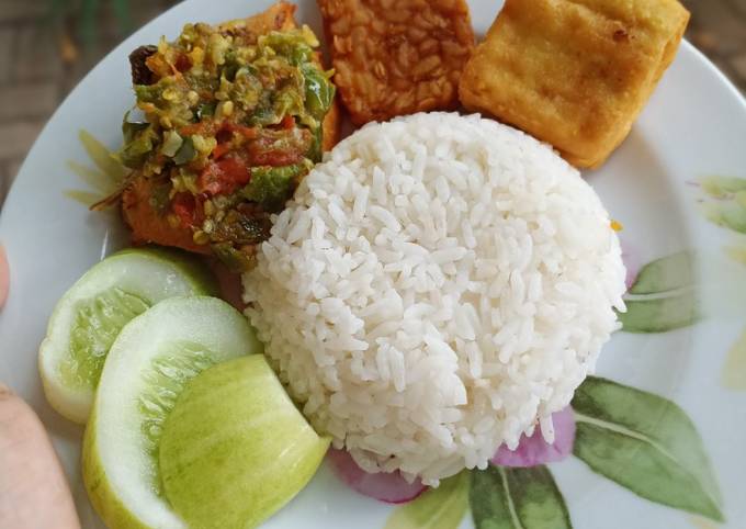 Ayam penyet sambel ijo