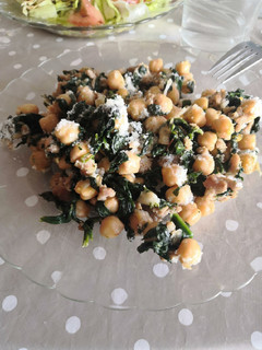 Una foto de Garbanzos con espinacas y queso en polvo sin lactosa!!
