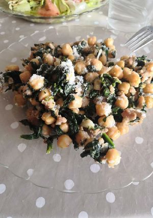 Una foto de Garbanzos con espinacas y queso en polvo sin lactosa!!