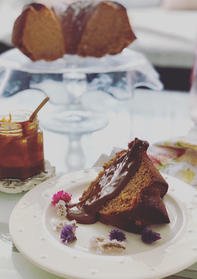 Una foto de Bundt Cake de dulce de leche y coco