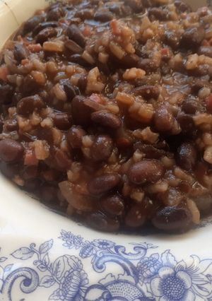 Una foto de Alubias negras con arroz